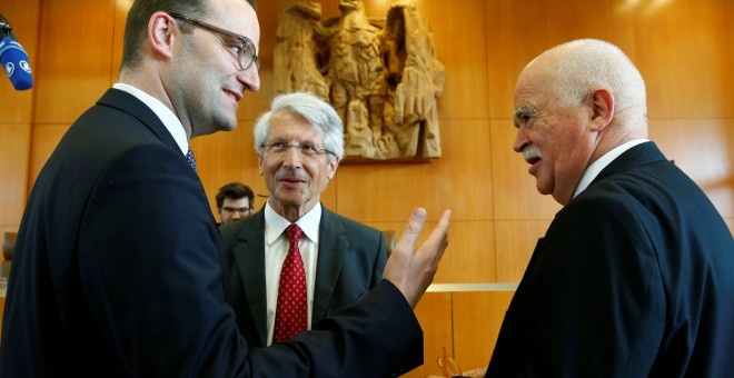 Jens Spahn (i) conversa con  Peter Gauweiler (d) durante la sesión sobre el programa  OMT de compra de deuda del BCE. REUTERS/Ralph Orlowski