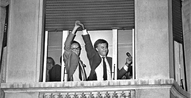 Felipe González y Alfonso Guerra, saludan desde una ventana del Hotel Palace de Madrid, tras confirmarse su victoria en las elecciones generales de octubre de 1982.