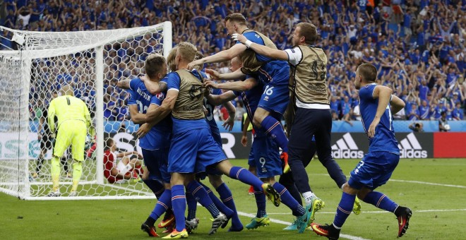 Los jugadores de Islandia celebran el gol de la victoria de Traustason. /REUTERS