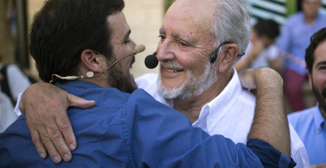 El coordinador general de IU, Alberto Garzón, abraza al excoordinador general, Julio Anguita, durante el acto central de campaña de Unidos Podemos, en Córdoba. EFE/Rafa Alcaide