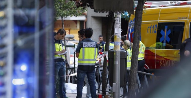 Los servicios de emergencia y la Policía, en el exterior del despacho de abogados de Usera. EFE/Javier Lizón