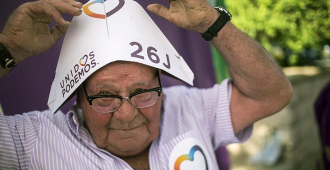 Un simpatizante de la formación política Unidos Podemos durante el acto central de campaña que celebran en Córdoba. EFE/Rafa Alcaide