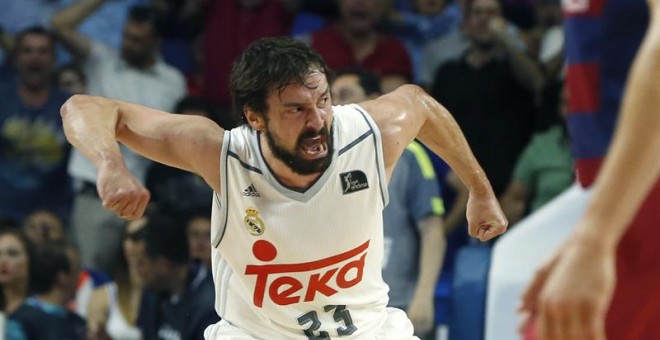 Llull celebra una canasta durante el partido contra el Barça. EFE/Juan Carlos Hidalgo