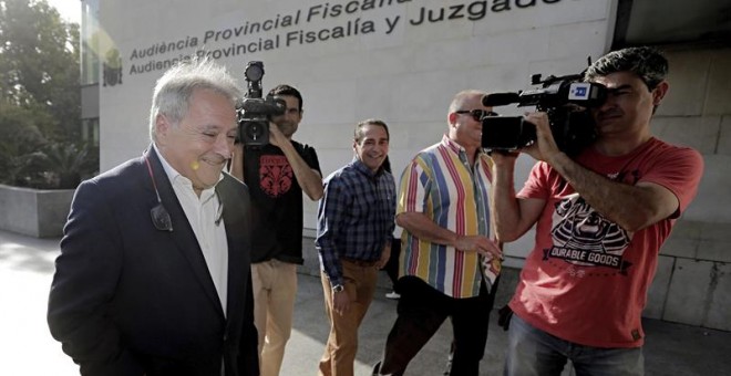 El expresidente de la Diputación de Valencia, Alfonso Rus, a su llegada a la Ciudad de la Justicia donde declara como testigo en la segunda jornada del juicio del Caso Emarsa. /EFE