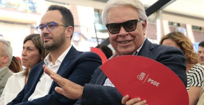 El expresidente del Gobierno Felipe González asiste al acto de cierre de campaña del PSOE celebrado hoy en el barrio madrileño de Villaverde. EFE/Zipi