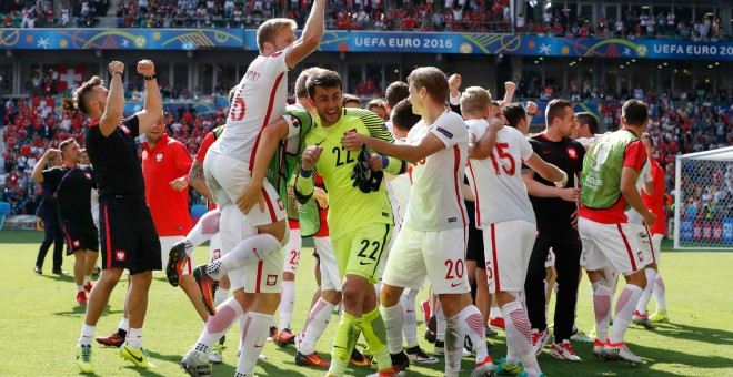 Los jugadores polacos celebran por todo lo alto su pase a los cuartos de final de la Eurocopa. /REUTERS