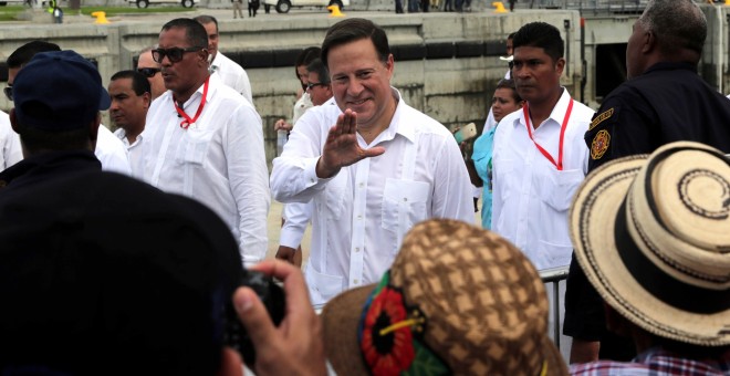 El Presidente de Panamá Juan Carlos Varela saluda a los asistentes durante la inauguración. REUTERS/Carlos Jasso