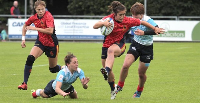 La jugadora española Patricia García (2dch) se marcha de sus perseguidoras durante la final del preolímpico de Rugby 7 disputada hoy ante Rusia en Dublín. /EFE