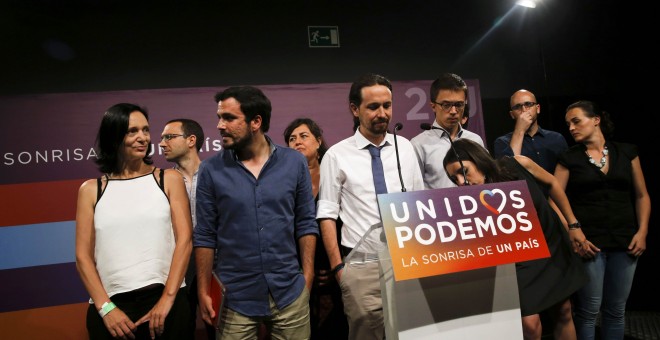 Pablo Iglesias junto a miembros de Unidos Podemos antes de ofrecer su comparecencia tras los resultados electorales. REUTERS/Andrea Comas