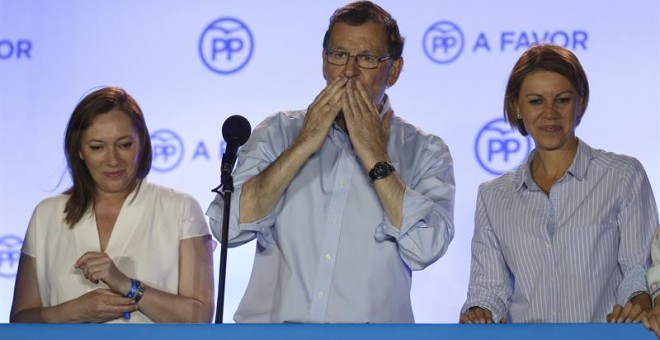 Mariano Rajoy, junto a María Dolores de Cospedal y a su mujer, Elvira Fernández, en Génova. / JAVIER LIZÓN (EFE)