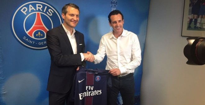 Unai Emery posa con la camiseta del PSG.