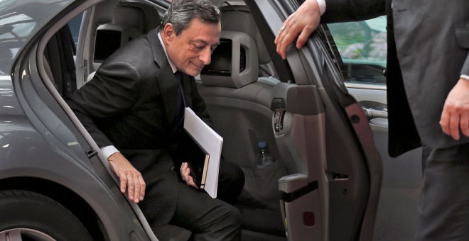 Draghi, a su llegada a la cumbre de jefes de Estado y de Gobierno de la Unión Europea. REUTERS/Pascal Rossignol