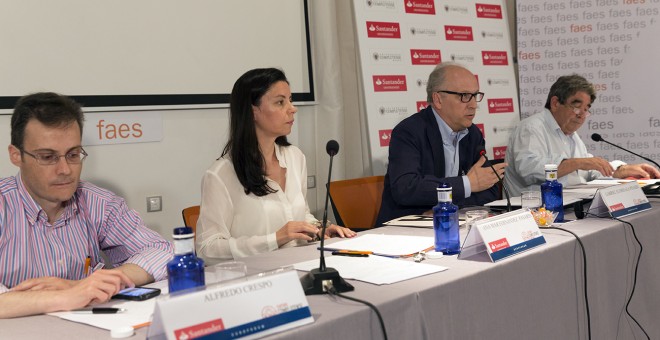 En orden: Alfredo Crespo, experto en política británica; Ana Mar Fernández, especialista en temas europeos; Gabriel Elorriaga, moderador y Tom Burns, periodista británico en una mesa redonda en los Cursos de Verano de la Complutense este miércoles