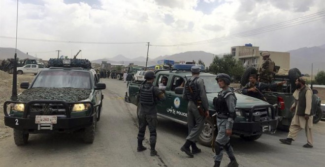 Varios agentes de la policía afgana vigilan las inmediaciones de la localidad de Qala-e-Haidar Jan. EFE/Hedayatullah Amid