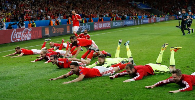 Los jugadores galeses se tiran al césped del estadio de Lille para celebrar su victoria contra Bélgica. /REUTERS