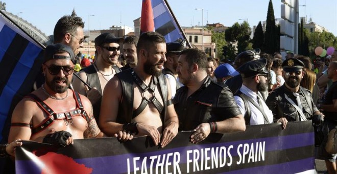 Asistentes a la manifestación del Orgullo LGTB más grande de Europa que recorre el centro de Madrid bajo el lema "Leyes por la igualdad real ¡ya!. Año de la visibilidad bisexual en la diversidad". EFE/Víctor Lerena