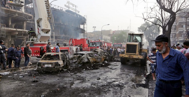 Los bomberos trabajan en el rescate de las víctimas del atentado, en Bagdad. EFE