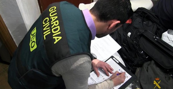 El análisis del material incautado en poder de los detenidos ha permitido identificar a catorce menores en España y dos en Colombia, todos ellos víctimas de abusos sexuales. EFE