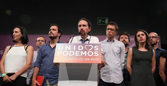 Pablo Iglesias junto con Íñigo Errejón, Irene Montero y más miembros de la confluencia Unidos Podemos