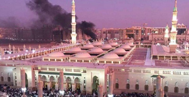 VIsta de la Mezquita del Profeta Mahoma, cerca de la cual se observa una columna de humo. - EFE