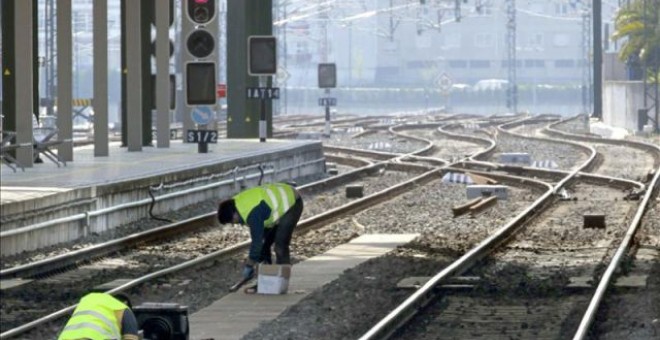 Trabajos de mantenimiento en unas vías del tren. EFE/Archivo