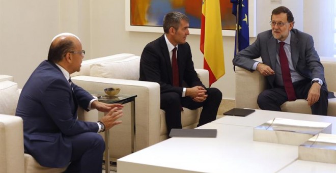 Rajoy (d), conversa con el secretario general de Coalición Canaria, José Miguel Barragán (i), en presencia del presidente de Canarias, Fernando Clavijo (c), durante la reunión que han mantenido en el Palacio de la Moncloa. EFE/Juan Carlos Hidalgo