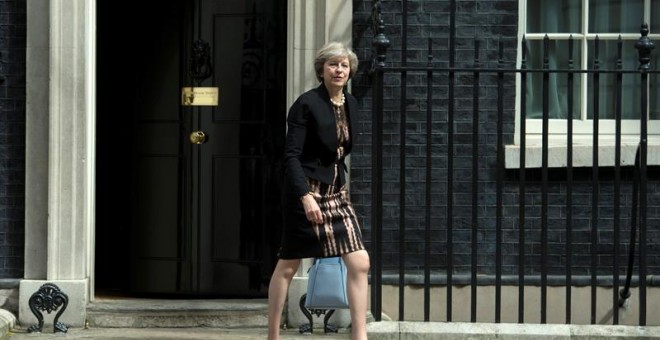 La ministra de Interior de Reino Unido, Theresa May, abandona el número 10 de Downing street. - EFE