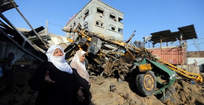 Dos mujeres se lamentan tras un bombardeo israelí en Gaza hace unos días. REUTERS/Ibraheem Abu Mustafa