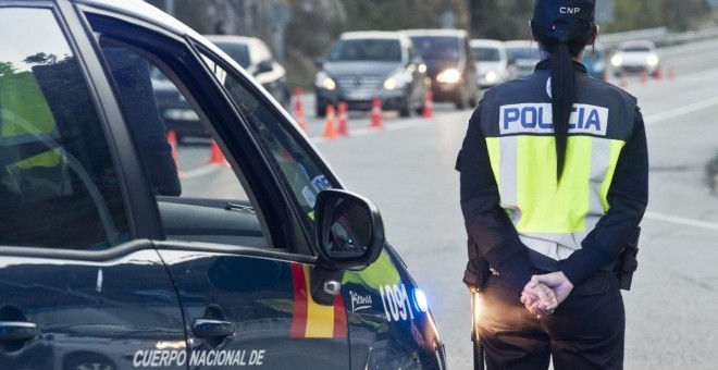 una agente de la Policía Nacional vigila un control de carretera en una imagen de archivo. EFE