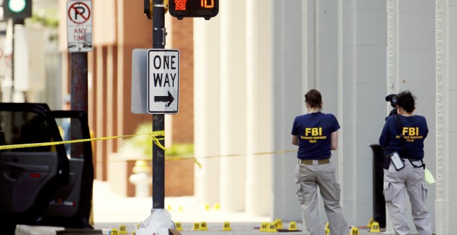 Investigadores del FBI en la escena del crimen en Dallas. REUTERS/Carlo Allegri