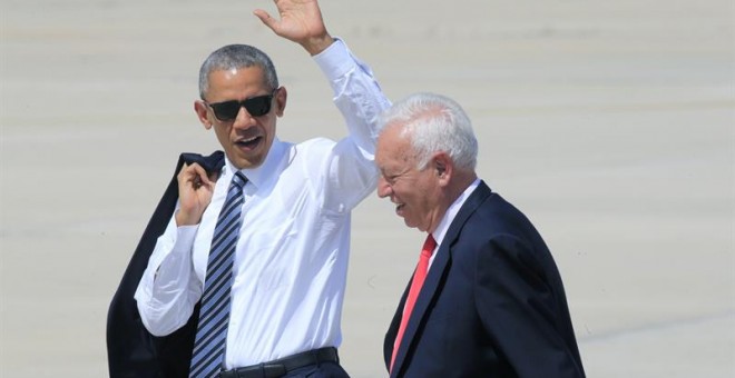 El presidente de EEUU, Barack Obama (i), acompañado por el ministro de Asuntos Exteriores en funciones, José Manuel García-Margallo (d), saluda en la base aérea de Torrejón de Ardoz (Madrid) antes de partir hacia la base naval de Rota, en Cádiz, última e