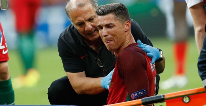 Cristiano Ronaldo llora tras lesionarse en la final de la Eurocopa contra Francia. REUTERS/Darren Staples