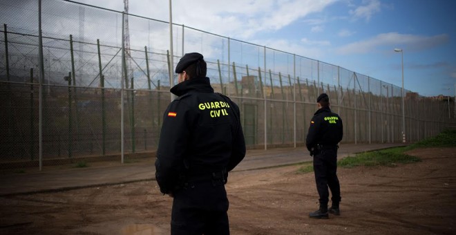 Dos agentes de la Guardia Civil junto a la valla de Melilla. / JAIRO VARGAS