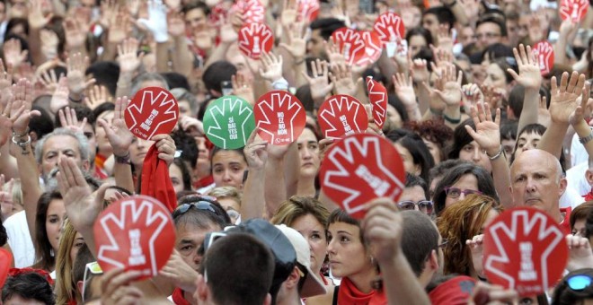 Miles de personas muestras sus manos en alto durante la concentración en la Plaza del Ayuntamiento de Pamplona contra la agresión sexual de la joven. VILLAR LÓPEZ (EFE