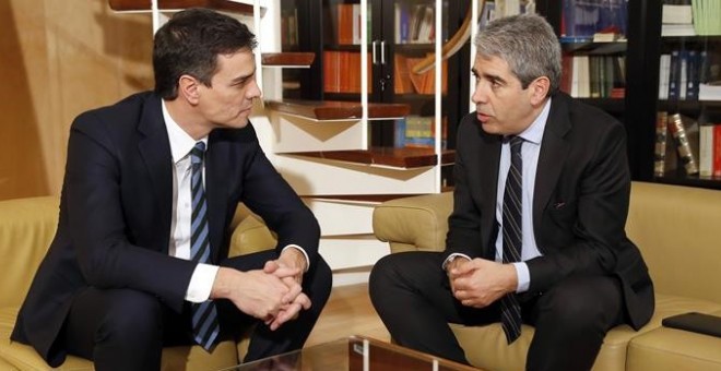 El portavoz del Partit Demòcrata Catalá, Francesc Homs, junto al líder socialista, Pedro Sánchez. EFE