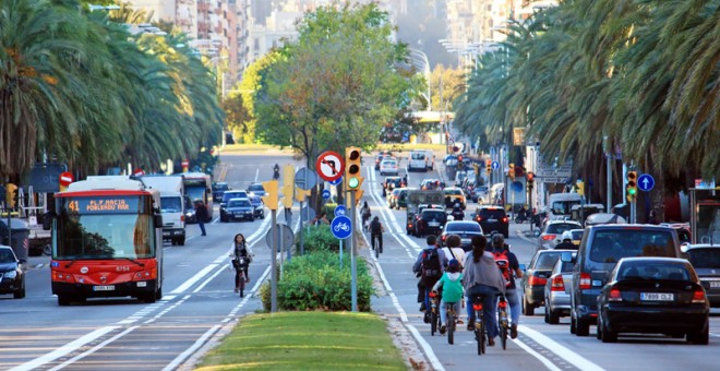 Ciclistas atraviesan una avenida de Barcelona