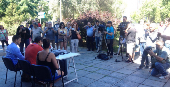 Algunos vecinos de Moratalaz han acudido a la rueda de prensa para mostrar su apoyo al colectivo.