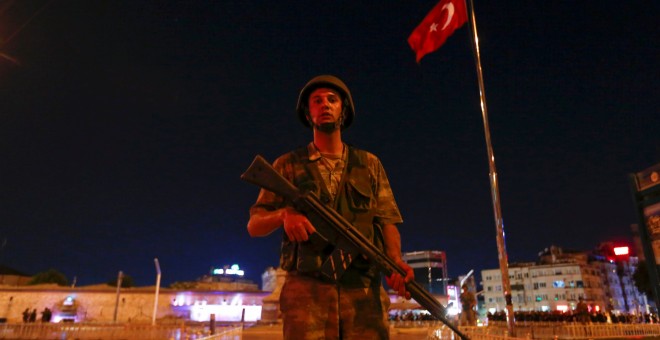 Un militar turco hace guardia en la Plaza Taksim Square en Estambul, Turquía. REUTERS/Murad Sezer