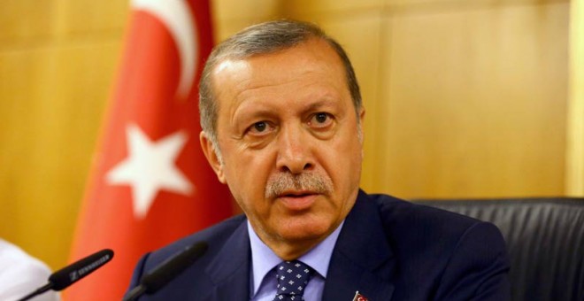 Erdogan, durante su rueda de prensa en el aeropuerto Atarturk de Estambul. / EFE