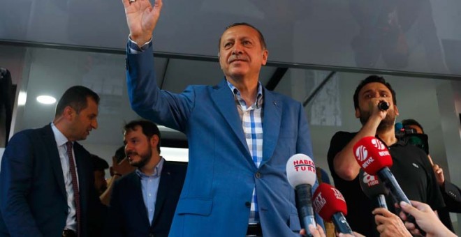 Erdogan saluda a sus seguidores en Estambul. / REUTERS