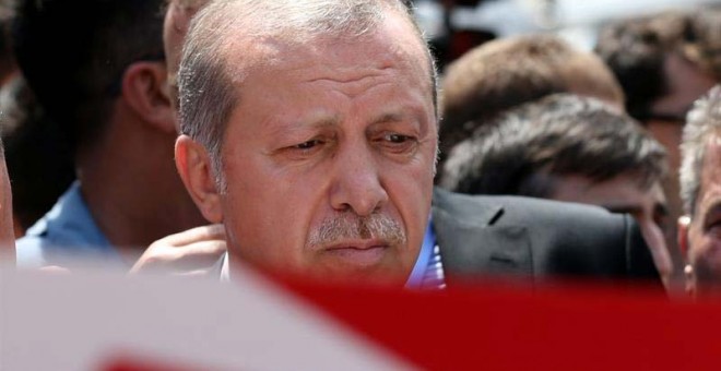 Erdogan asiste al funeral de varias víctimas del golpe. / EFE
