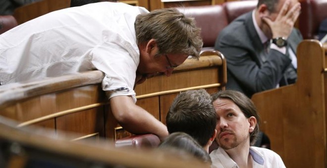 El líder de Podemos, Pablo Iglesias, conversa con el candidato de Unidos Podemos a la Presidencia del Congreso, Xavier Domènech./ EFE