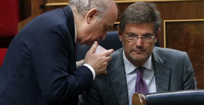 Los ministros de Justicia e Interior en funciones, Rafael Catalá y Jorge Fernández Díaz, respectivamente, conversan durante la sesión constitutiva de las Cortes Generales de la XII Legislatura./ EFE