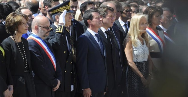 El primer ministro galo, Manuel Valls, el presidente de la región de Provenza-Alpes-Costa Azul y exalcalde de Niza, Christian Estrosi, y la ministra gala de Sanidad, Marisol Touraine (izq). EFE/Olivier Anrigo