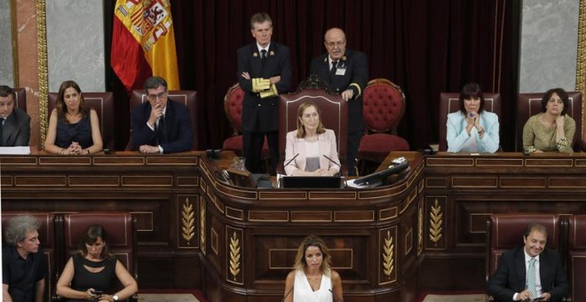 Miembros de la nueva Mesa del Congreso de los Diputados compuesta tras la sesión constitutiva de las Cortes Generales de la XII Legislatura, celebrada este martes en la Cámara baja y que será presidida por la popular Ana Pastor.- EFE/J. J. Guillén