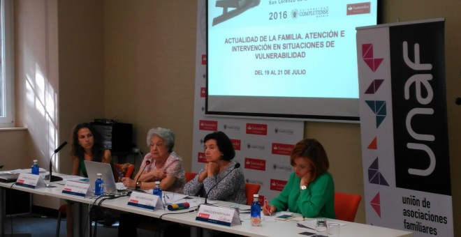 Mesa redonda sobre Procesos de apoyo a la familia y mediación familiar celebrada en los Cursos de Verano de la Universidad Complutense de Madrid.