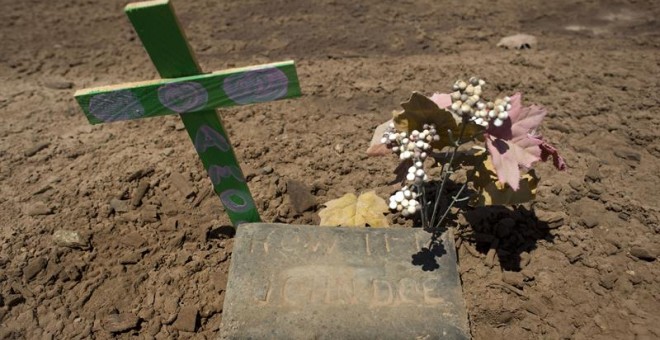 Ladrillos de cemento que marca el lugar donde está enterrada una persona sin identificar en cercanías al cementerio Terrace Park en Holtville, en medio del desierto del Valle Imperial en California (Estados Unidos).- EFE/DAVID MAUNG