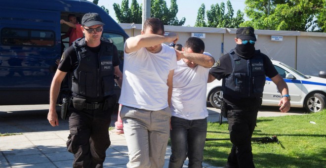 Policías custodian a dos militares turcos detenidos. - REUTERS