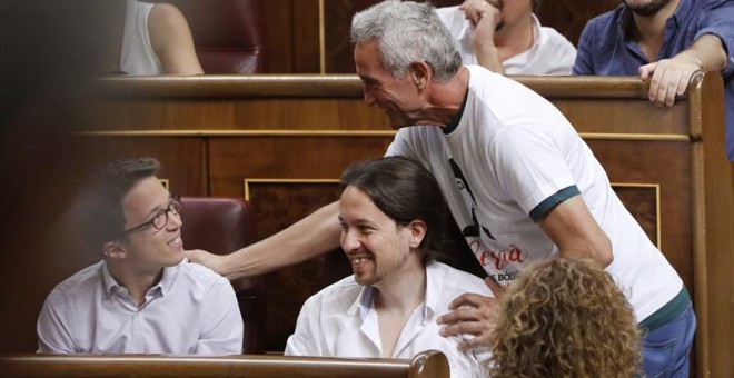 El diputado de Unidos Podemos Diego Cañamero saluda al líder de Podemos, Pablo Iglesias, y al portavoz de la formación, Íñigo Errejón. EFE/Ballesteros