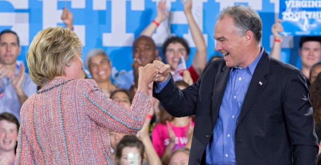 La candidata demócrata a la presidencia de EEUU, Hillary Clinton, junto al senador demócrata de Virginia, Tim Kaine. - EFE